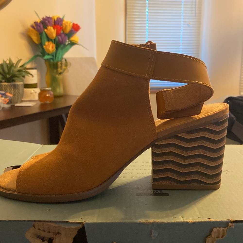 *NEW WITH TAGS*  TOMS Grenada Carmel Brown Suede/ Chevron Heel. Size 8.5.